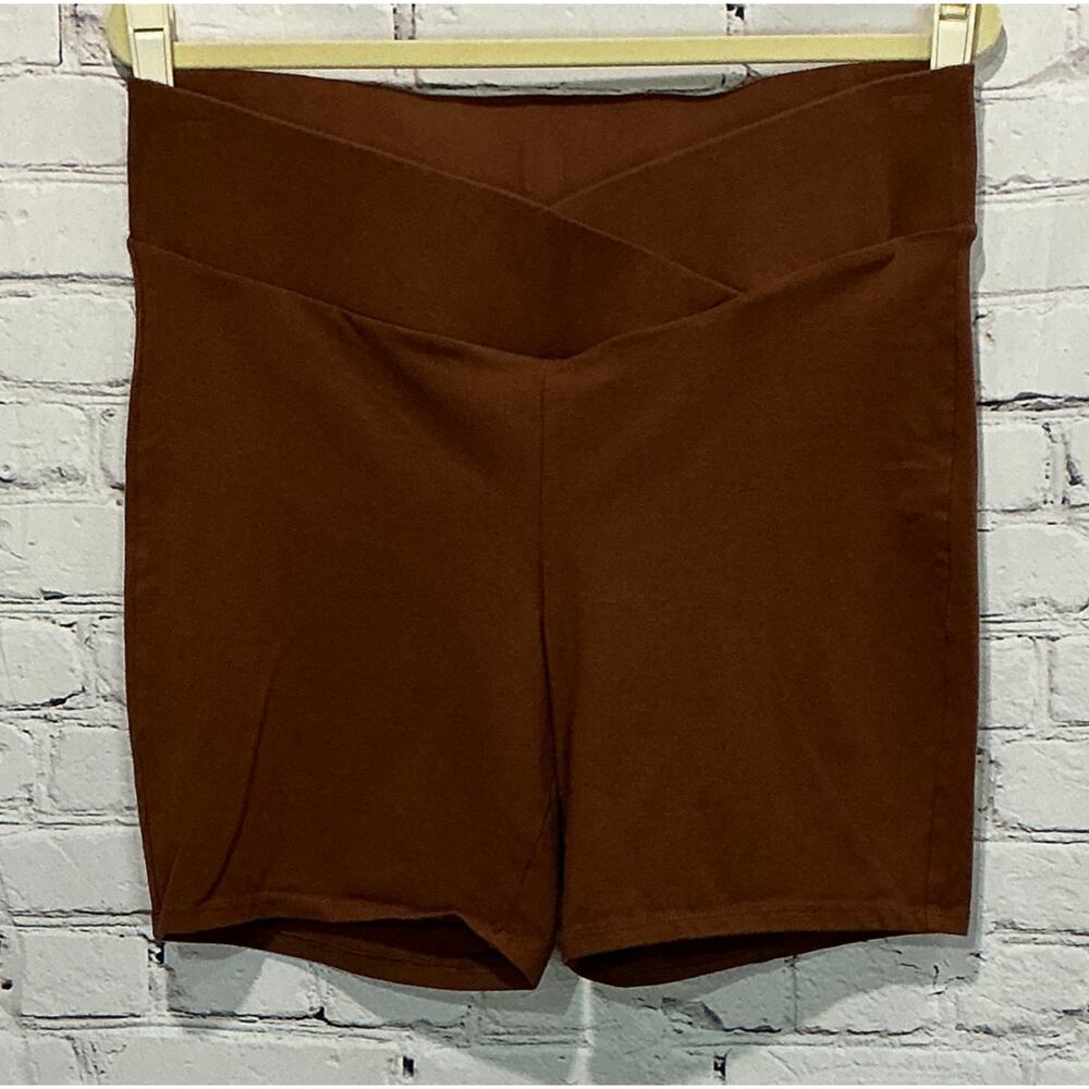 Torrid Women's 7” Crossover Waist Bike Short (Size 2)
